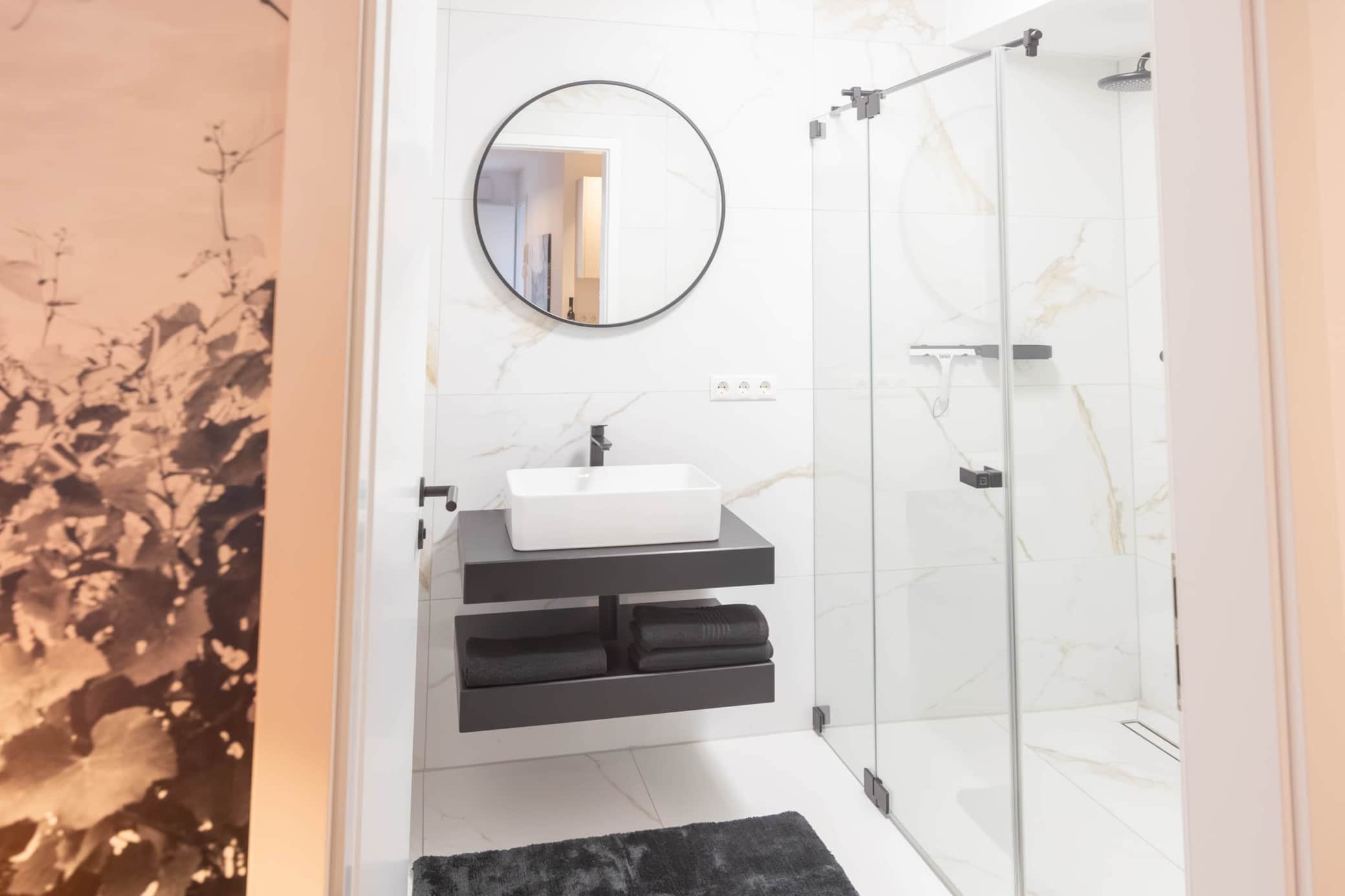 https://l.icdbcdn.com/oh/aefef13b-6488-4eb6-933a-9fe054570ada.jpg?w=2080-4