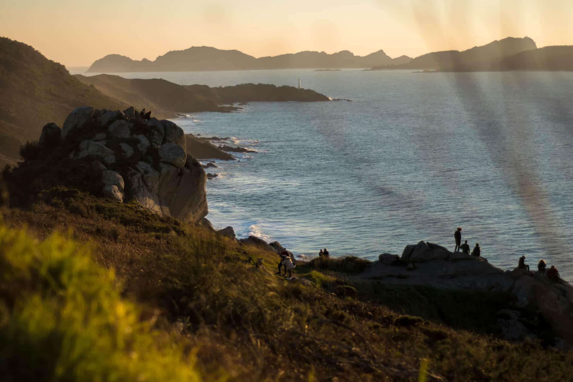 Die Costa da Vela mit atlantischen Klippen und den Islas Cíes am Horizont