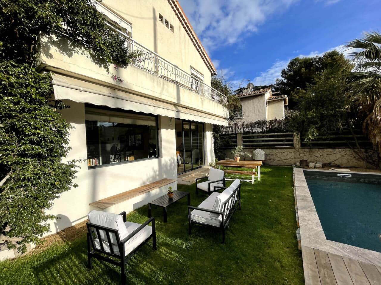 jardin, piscine, pelouse, tables, chaises, façade, salon de jardin
