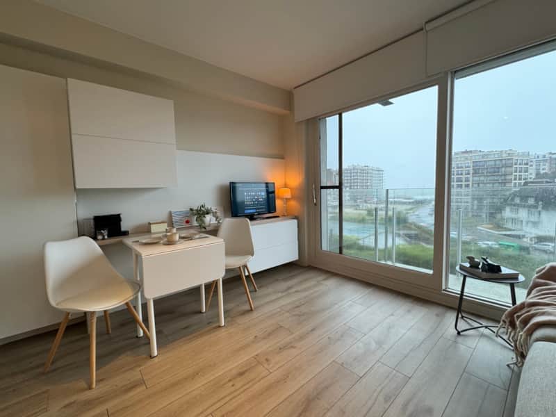 Vakantiestudio aan zee met eethoek en smart-TV