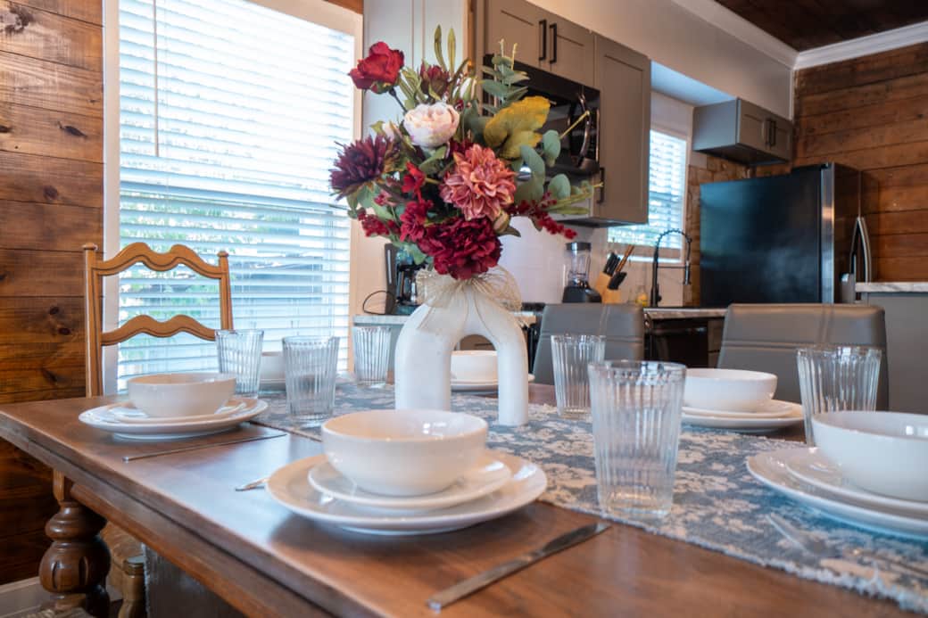 Dining Area for 6 guests + 4 bar stols