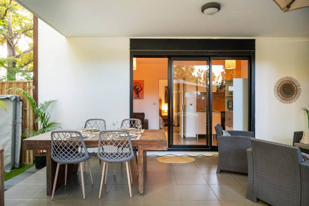 Espace repas situé sur une grande terrasse extérieure
Une table en bois, 4 chaises, ainsi qu'un salon extérieur pour 5 personnes, idéal pour boire l'apéro