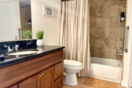 Fully equipped bathroom
(premium towels and 100% vegan shampoo, conditioner & body wash) Fully equipped bathroom
(premium towels and 100% vegan shampoo, conditioner & body wash)