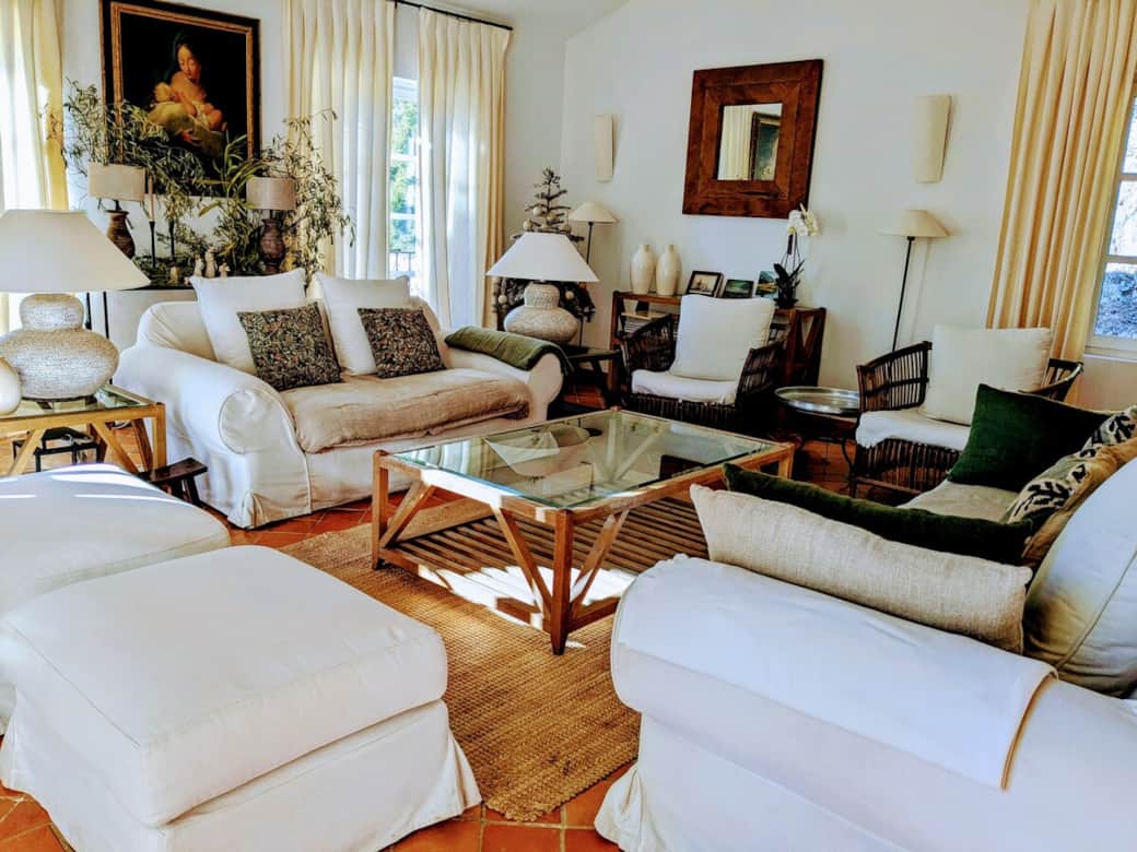 Salon blanc, gris et vert amande. Tout en douceur.