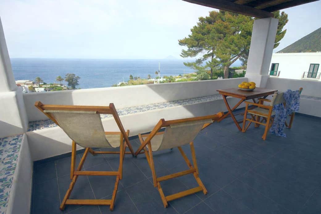 Terrazza panoramica vista mare a Malfa, perfetta per relax e cene all’aperto. Terrazza panoramica vista mare a Malfa, perfetta per relax e cene all’aperto.