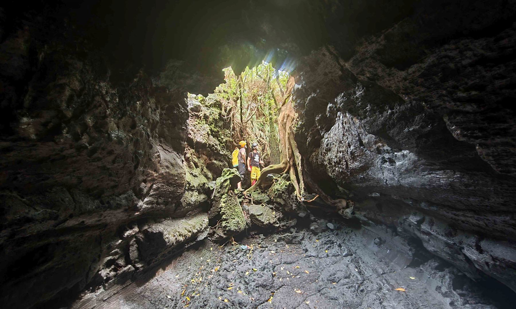 deux hommes explorent tunnel de lave