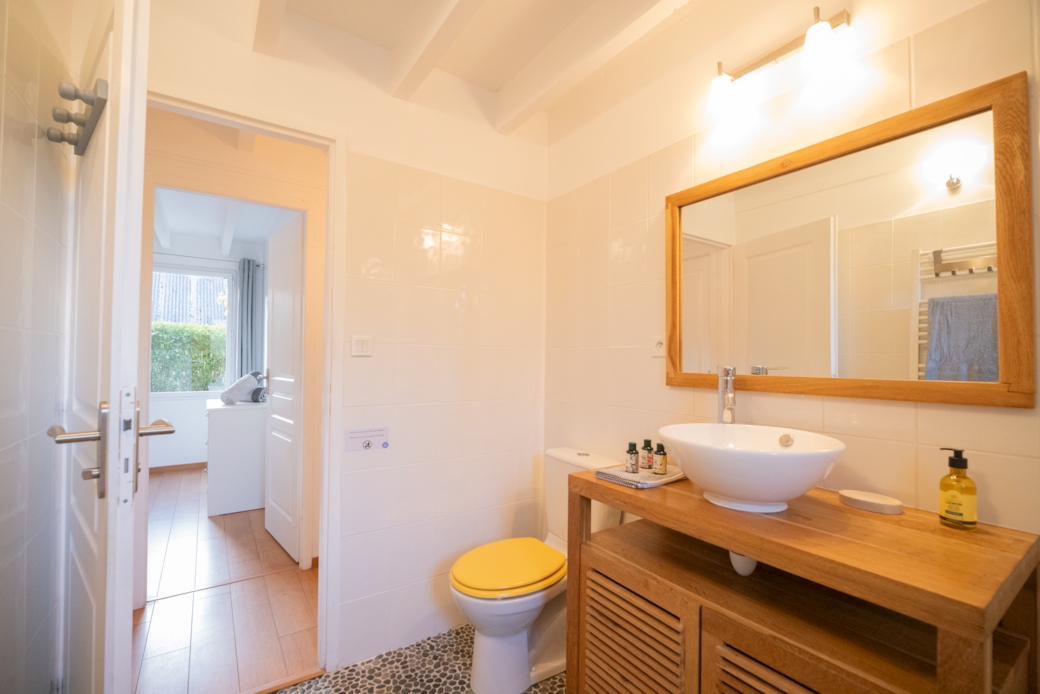 Salle de bain du rez-de-chaussée avec douche/baignoire & WC