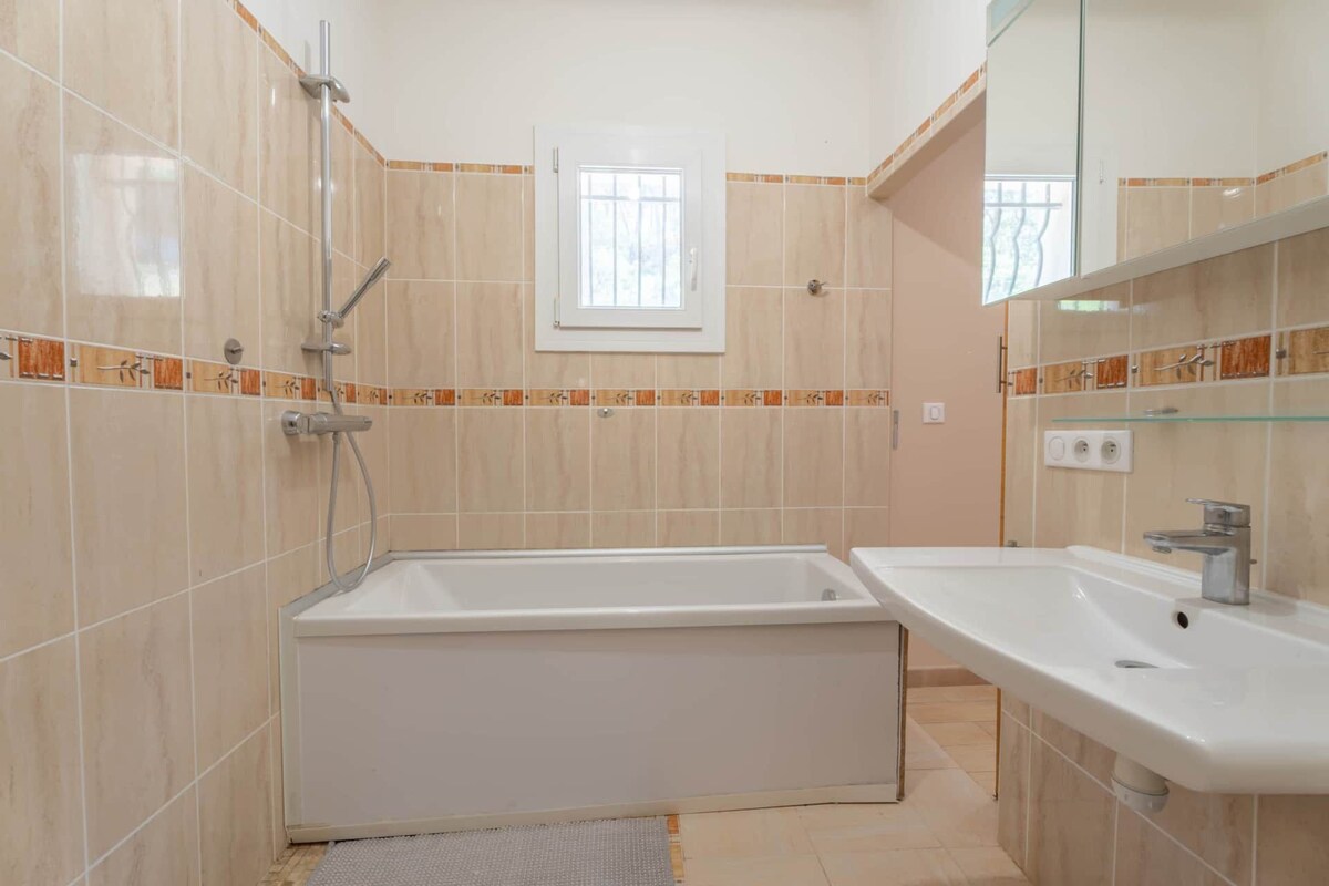 Spacieuse Villa Climatisé avec Piscine