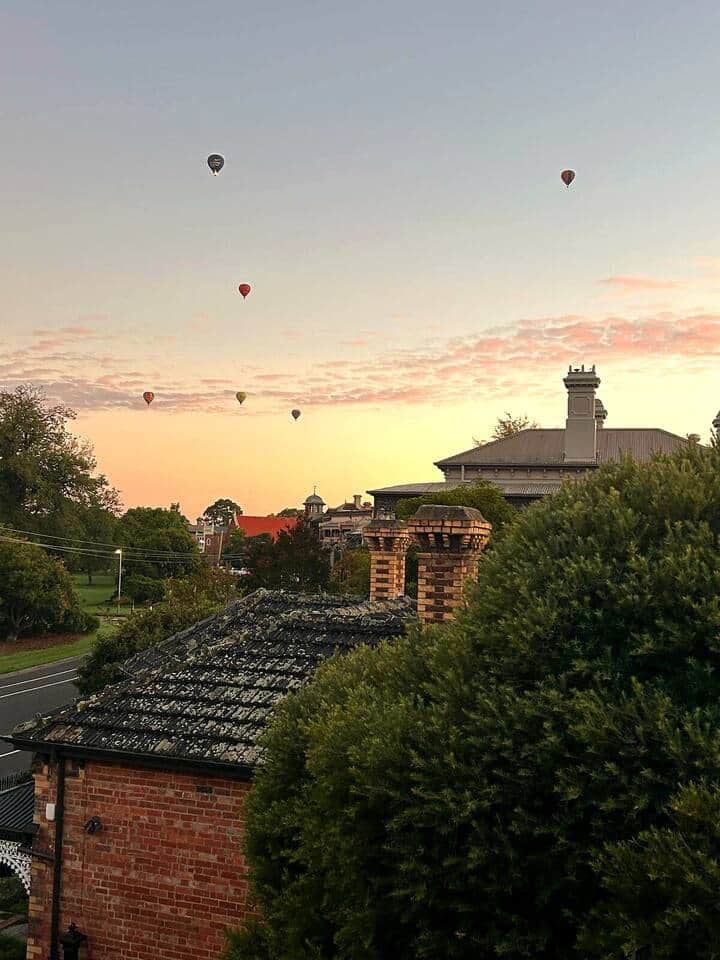Private balcony overlooking leafy Edinburgh Gardens — a lovely spot for morning coffee or an evening drink. In the warmer months, you may even spot hot air balloons drifting across the Melbourne skyline.
