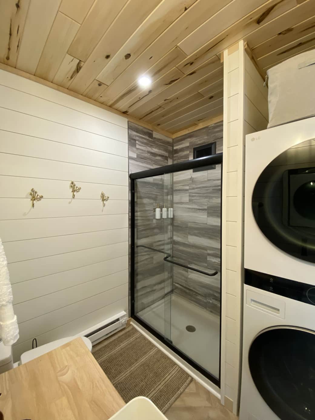 Shower, washer & dryer