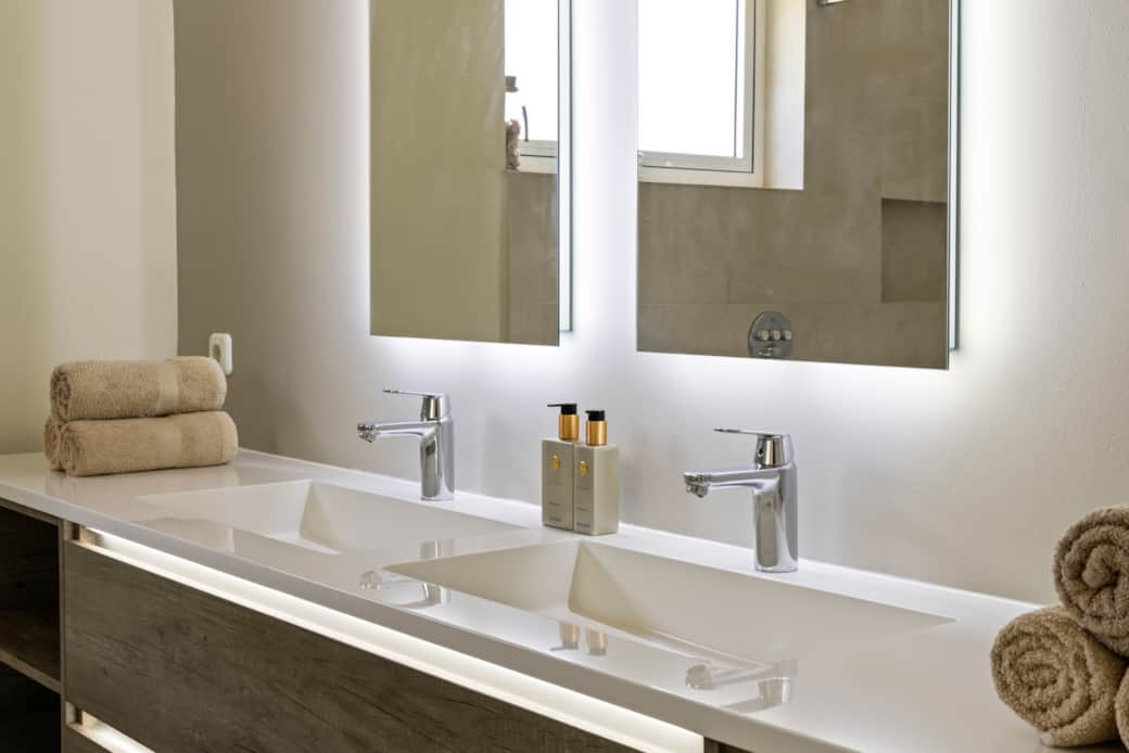 Ensuite badkamer behorend bij master bedroom 1, voorzien van dubbele wastafel, toilet en spa douche Ensuite badkamer behorend bij master bedroom 1, voorzien van dubbele wastafel, toilet en spa douche
