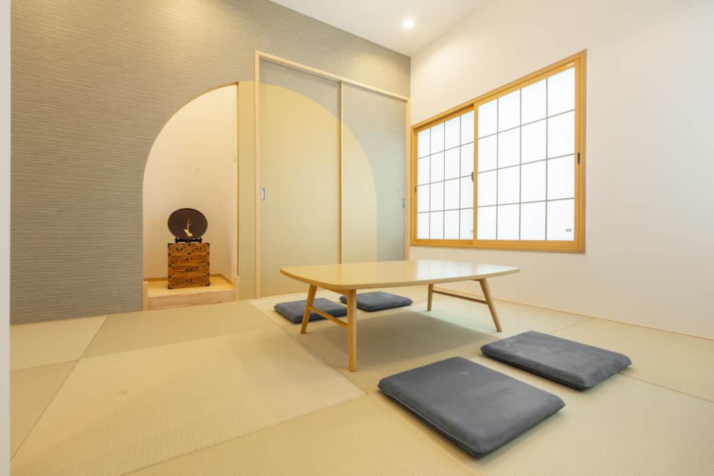 A beautifully composed room where tradition meets gentle modern design for relaxed moments