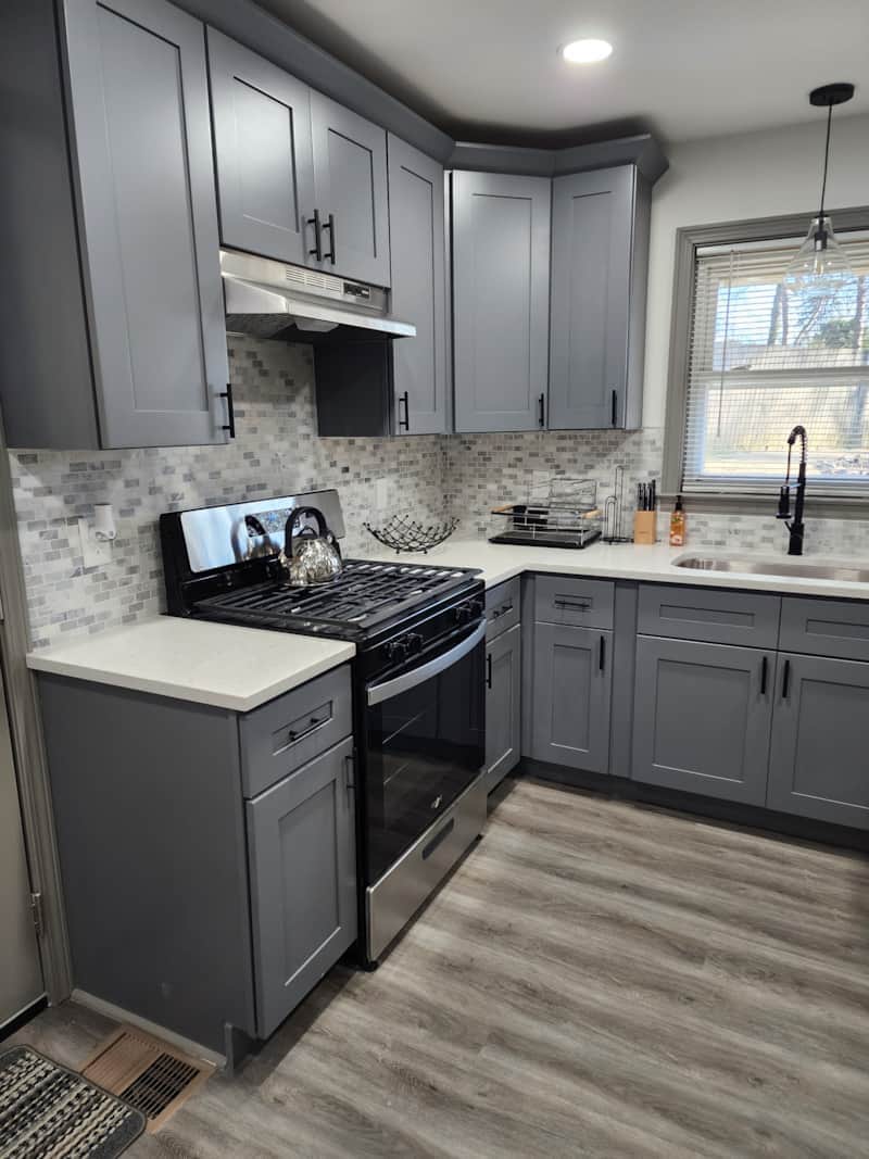 Fully equipped kitchen with gas oven and cooktop