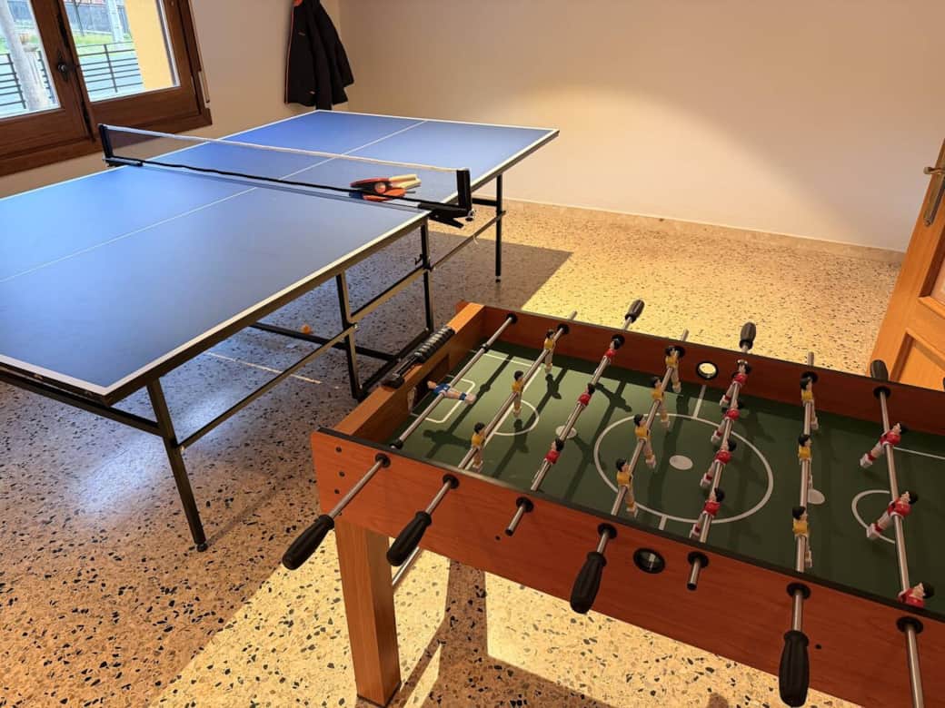 Sala interior de juegos, ping pong, futbolín, diana