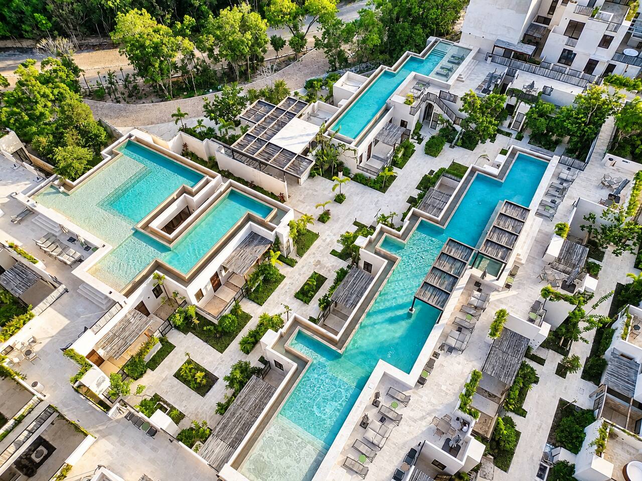 Rodeado por la exuberante selva de Tulum, Gran Tulum cuenta con 4 hermosas albercas infinity con amplias áreas, cómodos camastros, sombrillas y jardines tropicales: perfectas para nadar, relajarte y disfrutar el sol de Tulum.