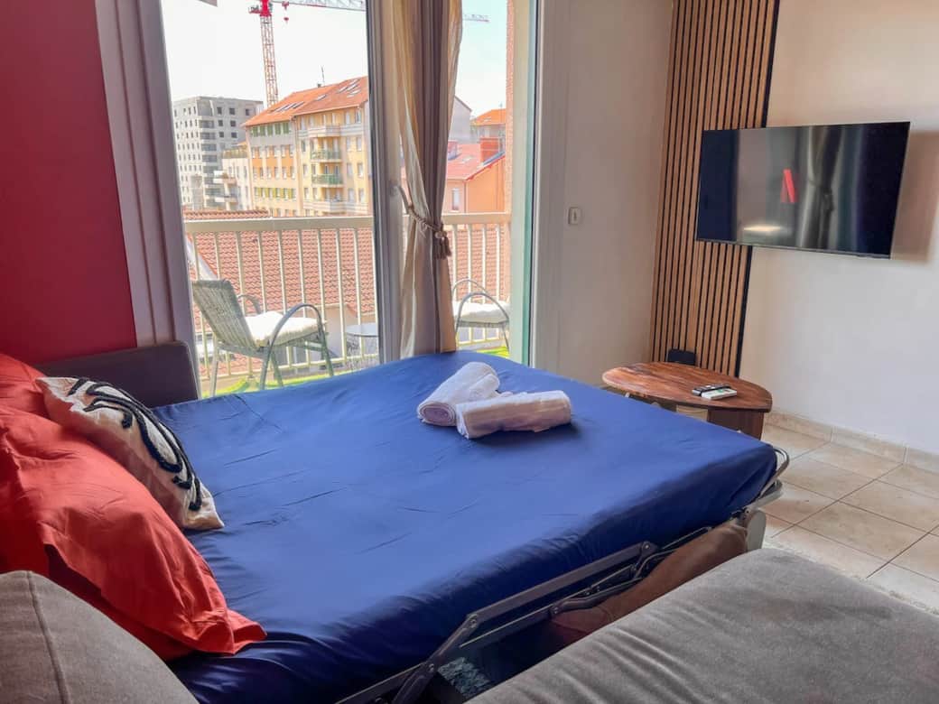 Détente devant la TV ou nuit paisible dans un cadre cosy et climatisé.