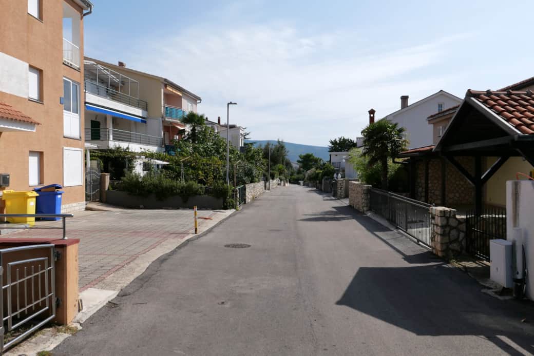Pogled niz ulicu iz apartmana.