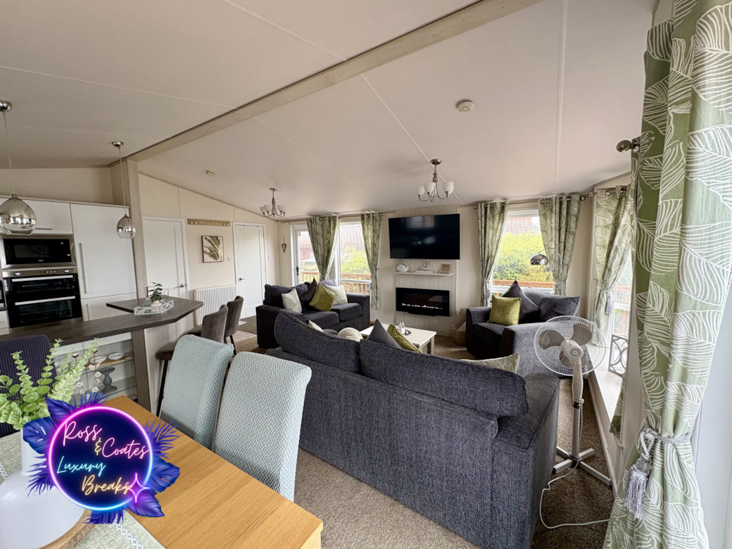 Lounge / Dining Area