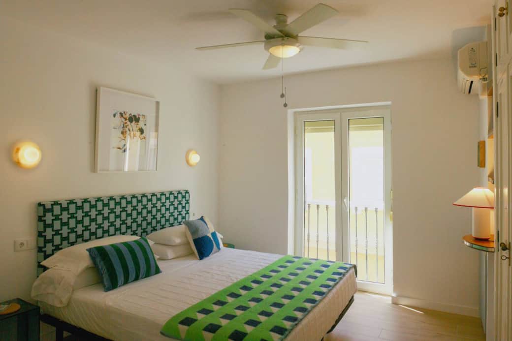 Bedroom 4 - "US Open" King Size Bed (180 x 200 cm)

The main bedroom has AC, heating and ceiling fan alongside a private bathroom within the room. A window-balcony offers fresh air and views to the street. 