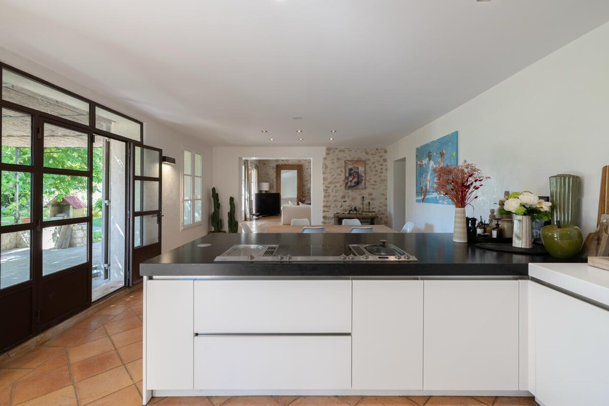 Provençal farmhouse & padel court swimming pool AC