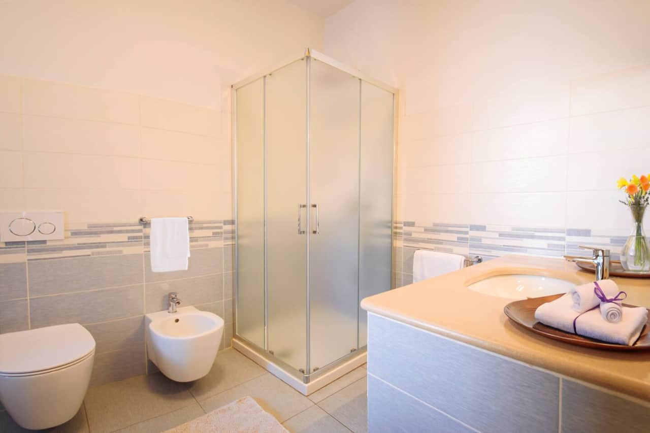 Ampio bagno con cabina doccia. Vengono forniti shampoo e bagnodoccia