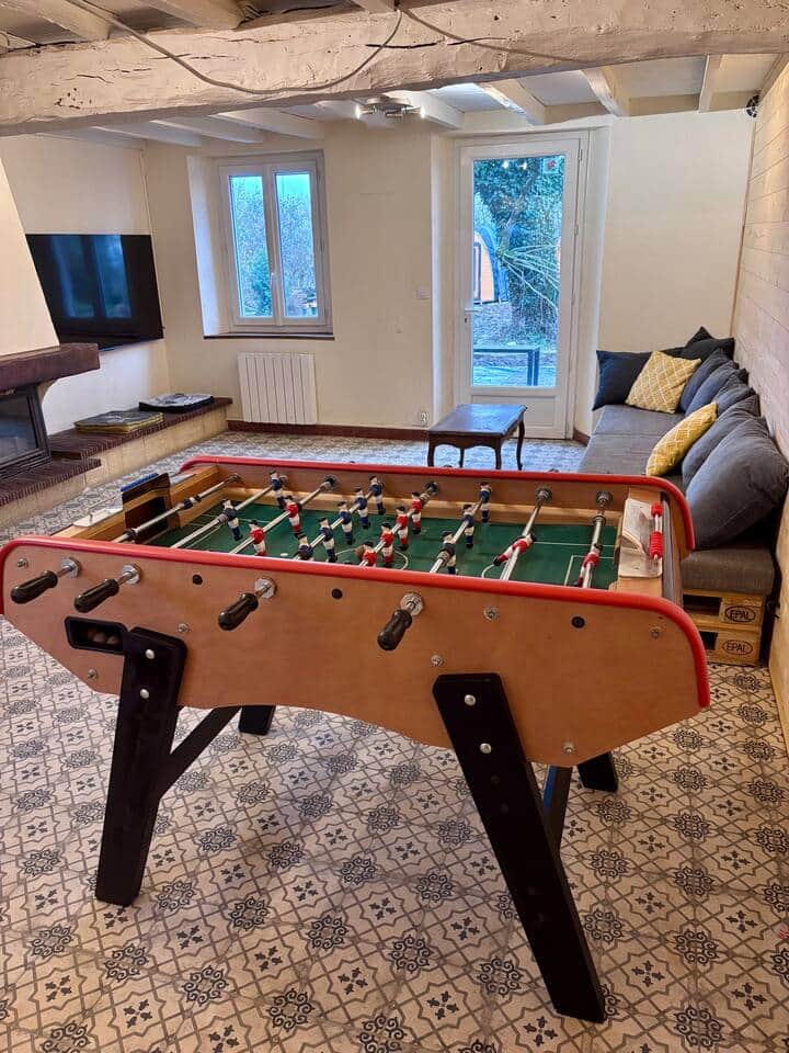 Salon avec baby-foot