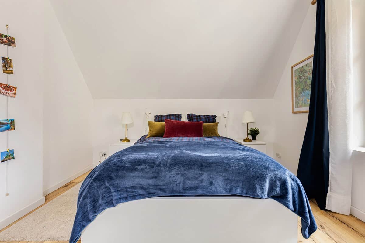 La chambre donne sur une cour et un jardin, c'est très calme en semaine comme le week-end