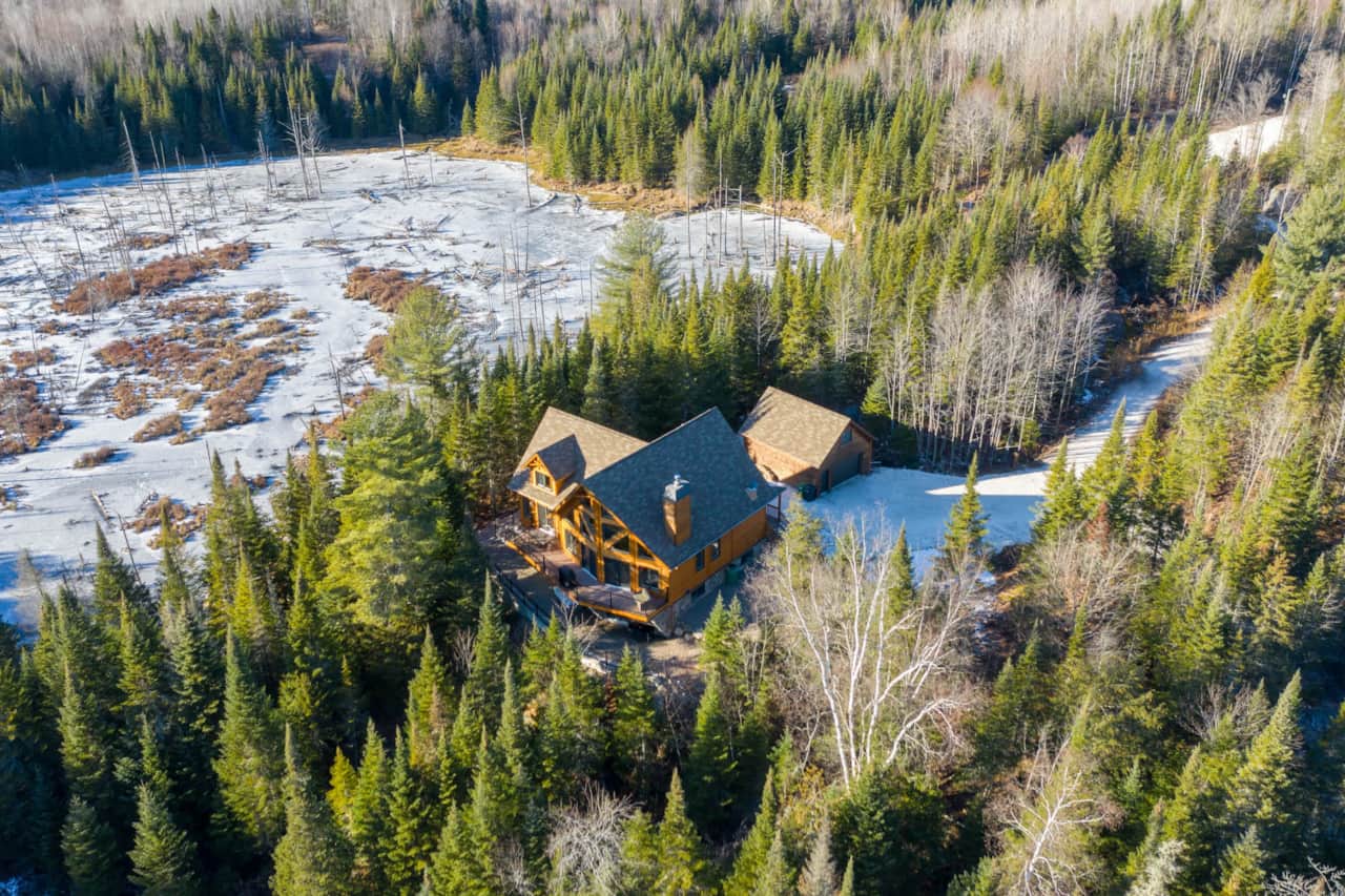 Aerial view of Chalet Baycliff and surroundings