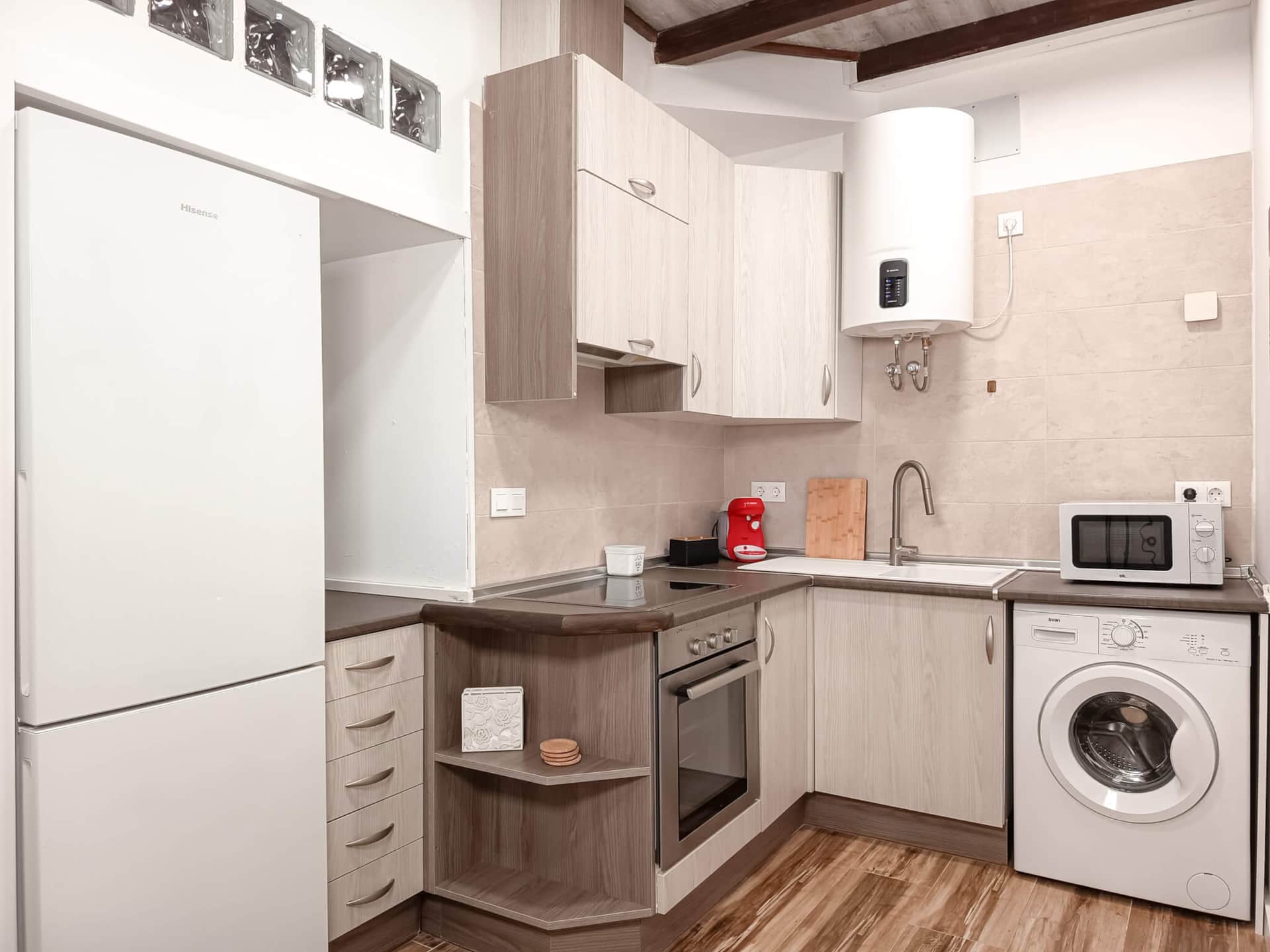 Cocina equipada con electrodomésticos en casa rural en Polán (Toledo)