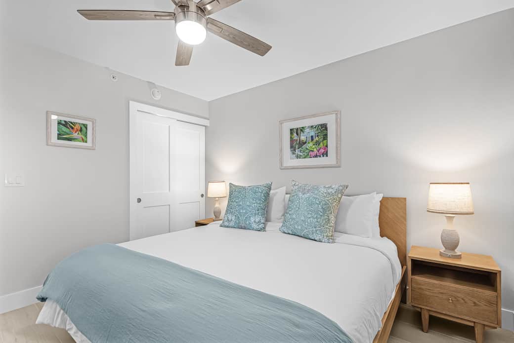 Modern coastal bedroom with king size bed & Smart TV