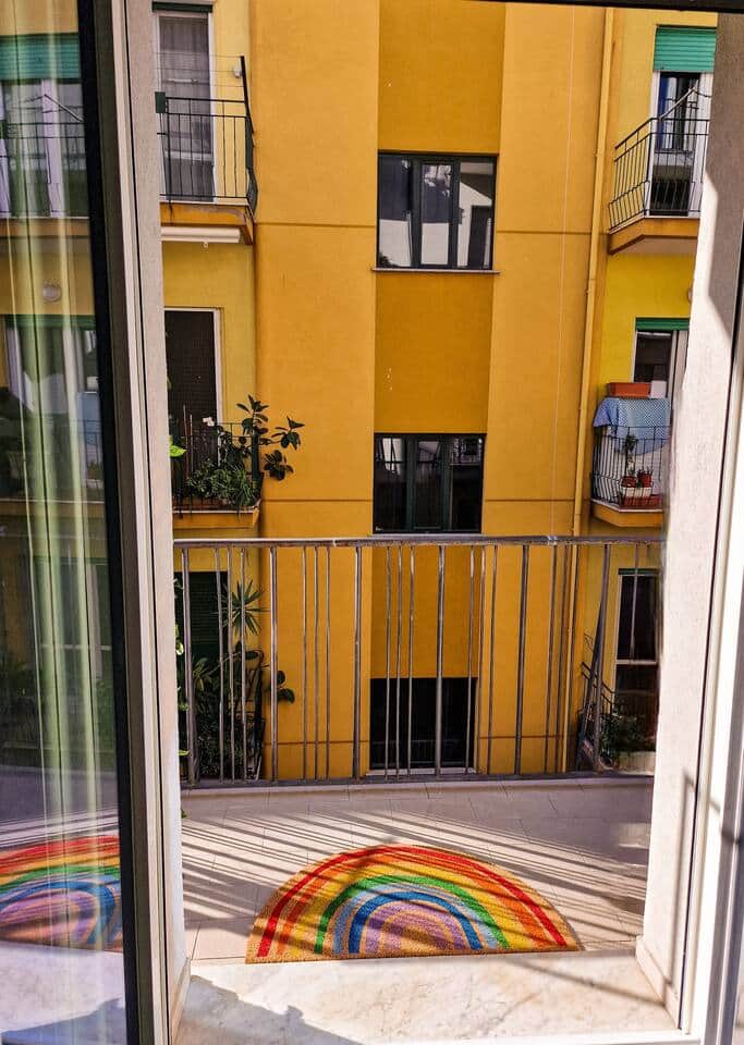 Esterno dell' appartamento con balcone.