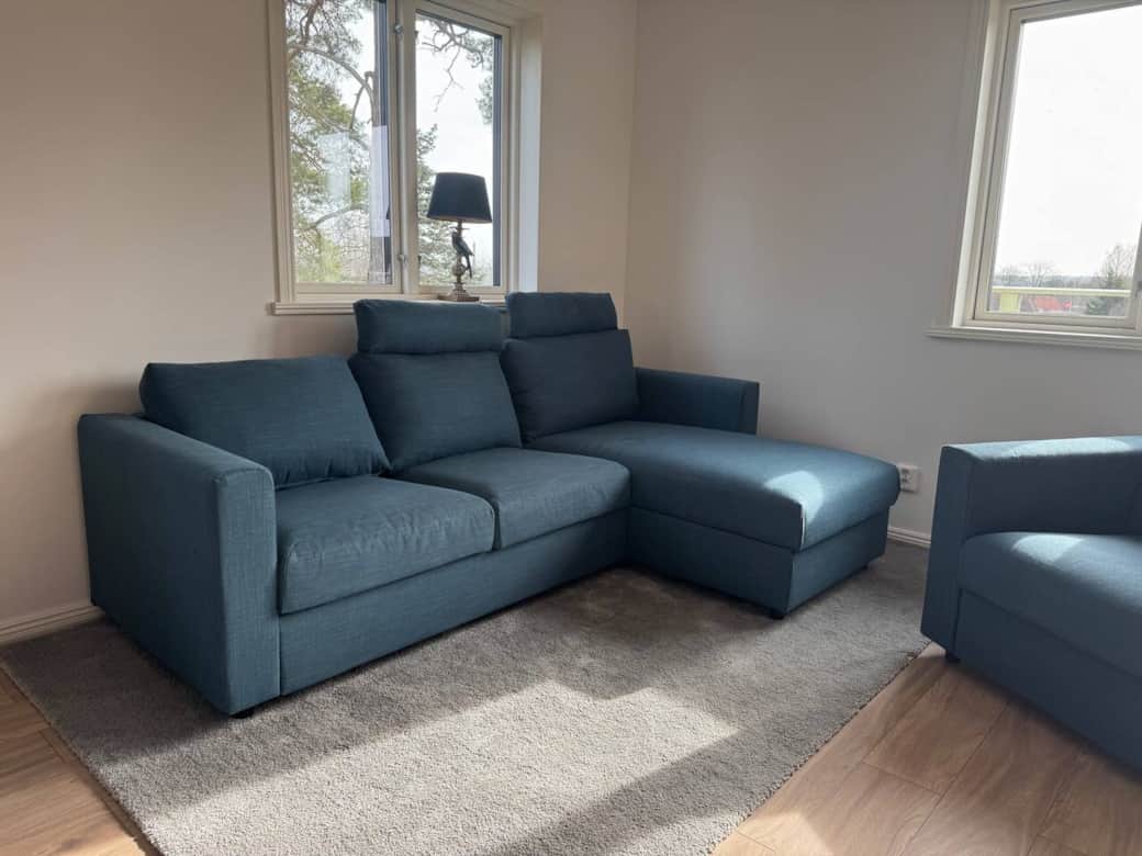 Vardagsrum med soffa och stora fönster som ger ett fint ljusinsläpp. Vardagsrum med soffa och stora fönster som ger ett fint ljusinsläpp.