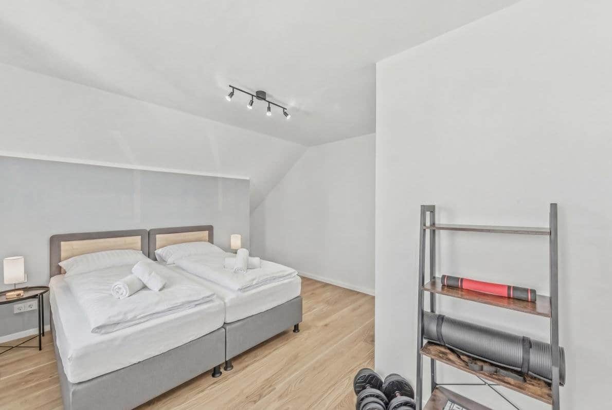 Schlafzimmer mit 2 Betten & Sportecke – flexibel als Doppelbett oder 2 Einzelbetten nutzbar