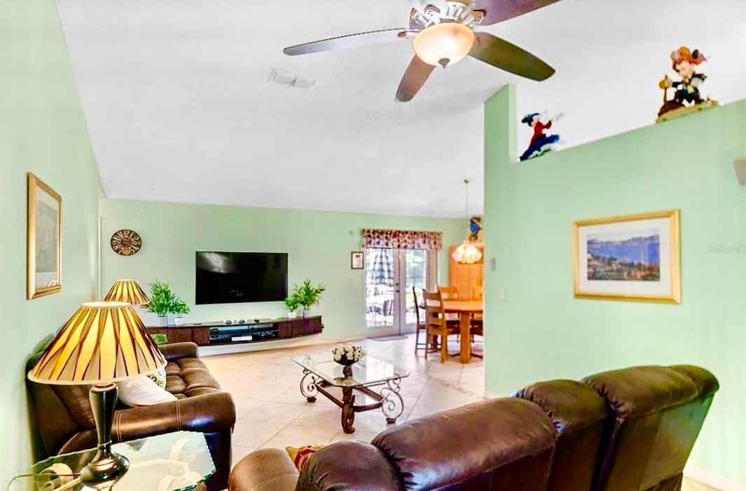 Direct access to the pool and deck space