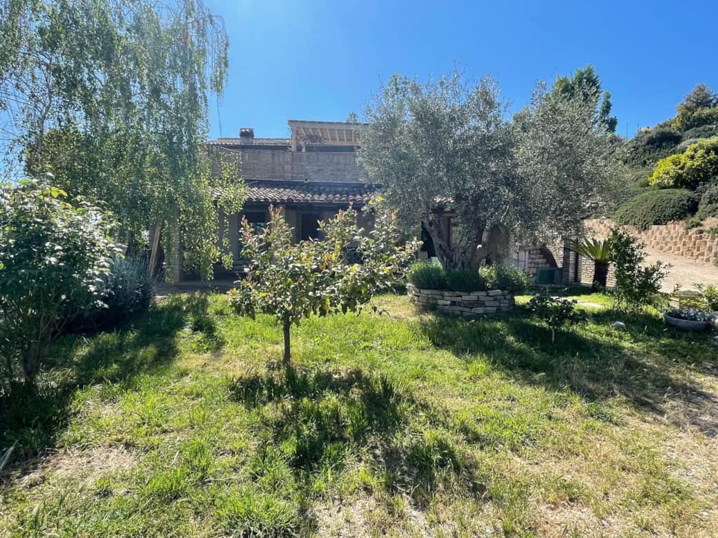 Vista del Casale su due piani circondato da ulivi e rosmarini