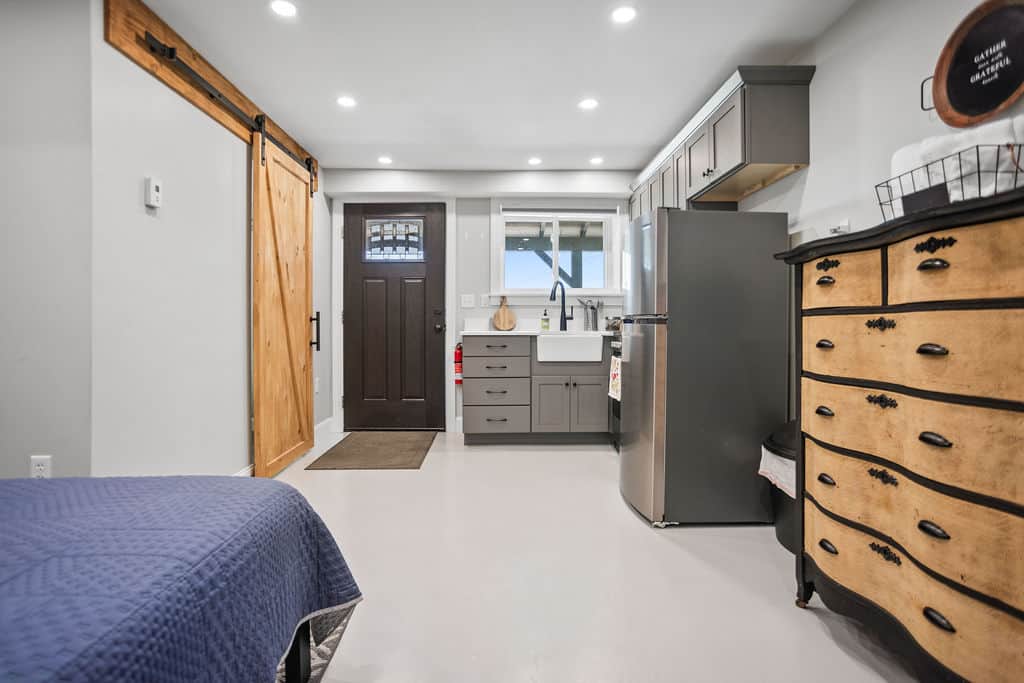 Efficiency Kitchen - 1 Queen bed, 1 bathroom, coffee pot with basket filter 