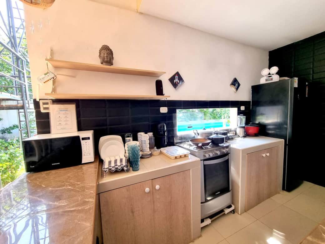 cocina equipada con todos los utensilios