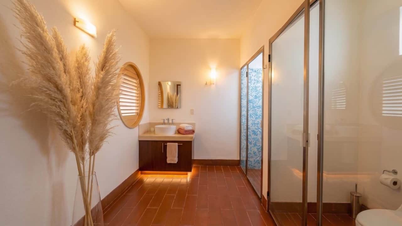 Suite - Full Bathroom