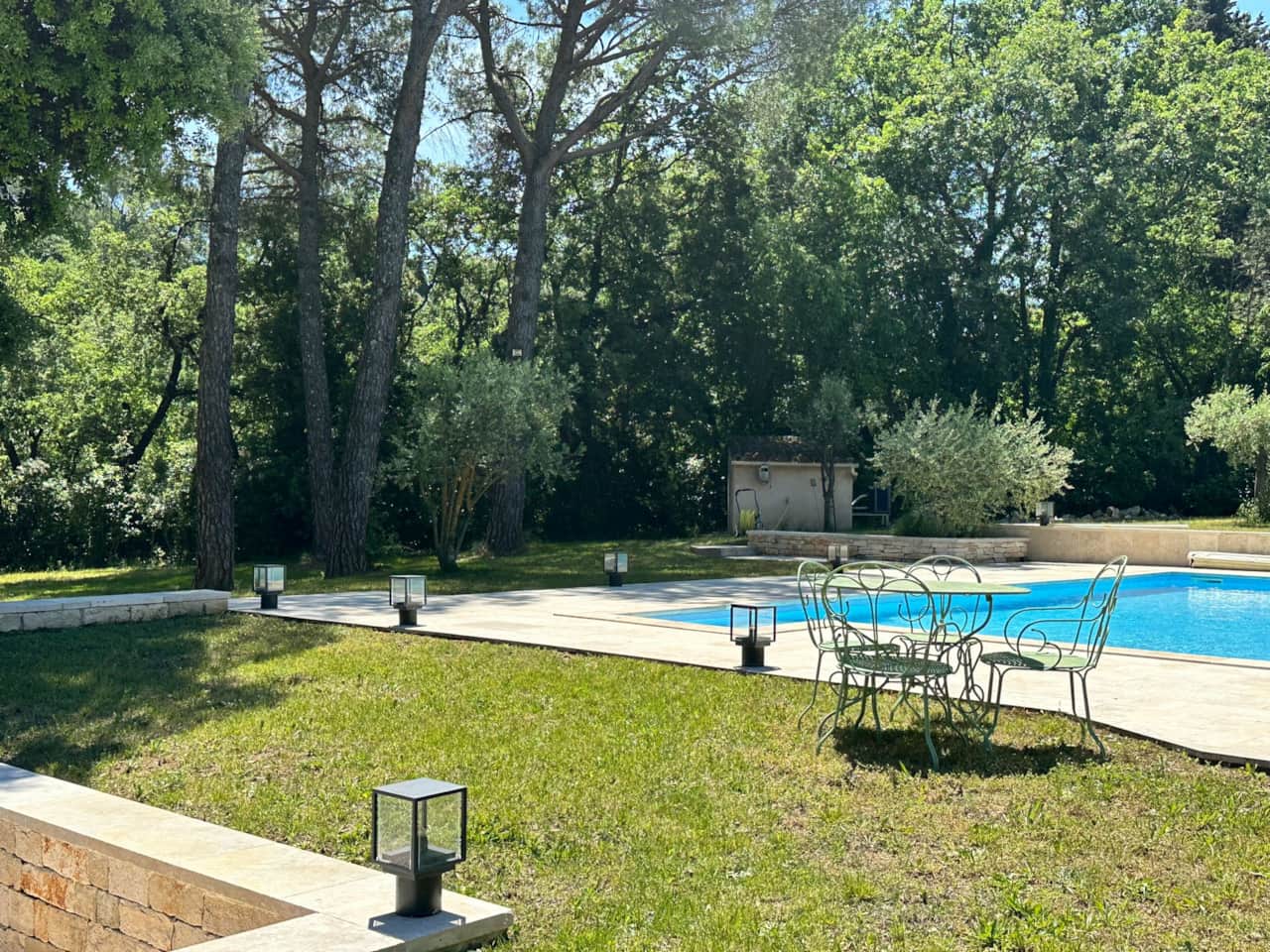 Swimmingpool and garden