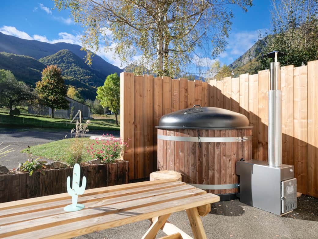 bain nordique sur la terrasse et vue sur la montagne bain nordique sur la terrasse et vue sur la montagne