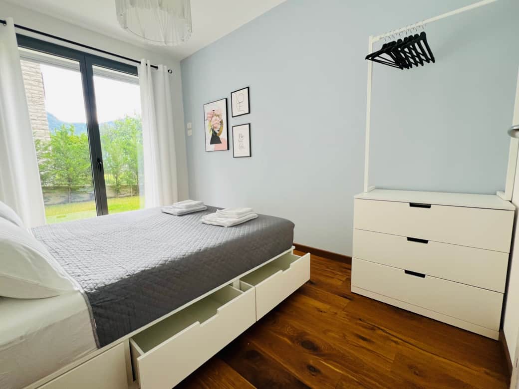 NaLia Guest bedroom storage