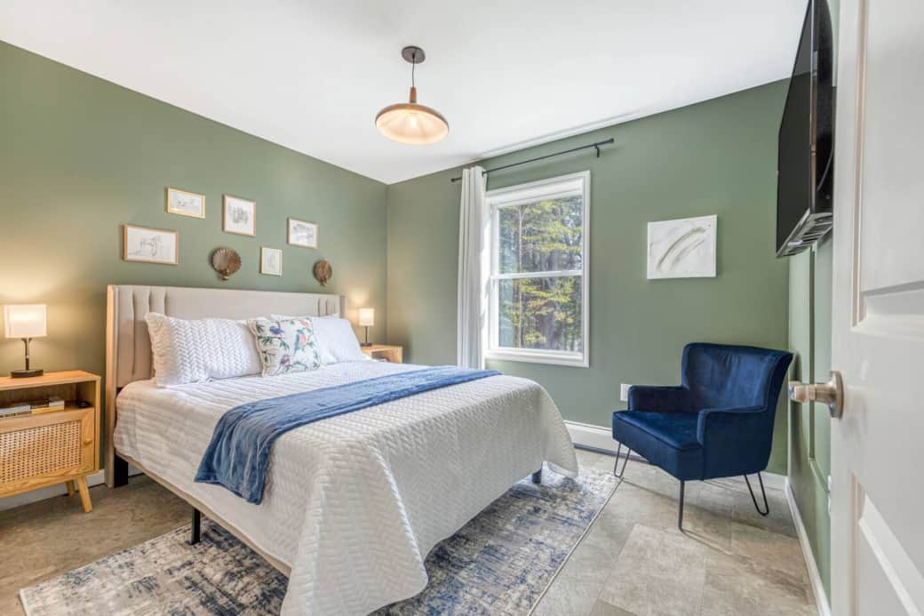 Queen Bedroom 