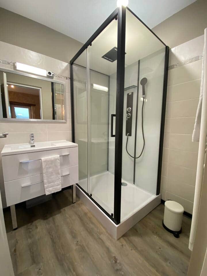 Salle de bain avec sèche cheveux et shampooing gel douche inclus