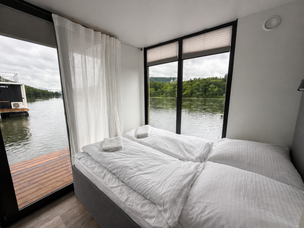 Double-bed cabin with Rhine view