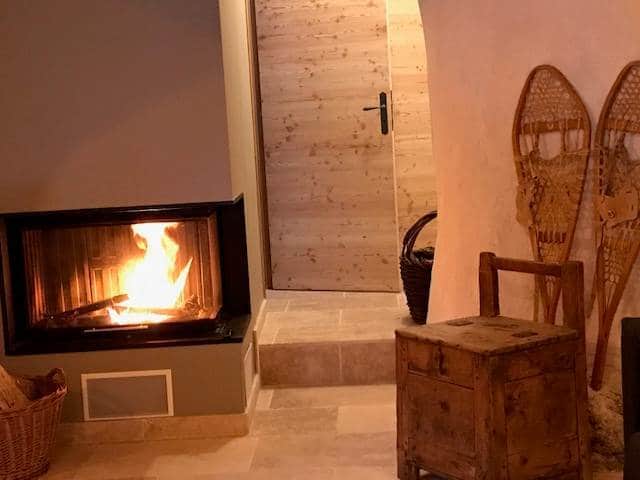Cheminée dans le salon avec bois à disposition 