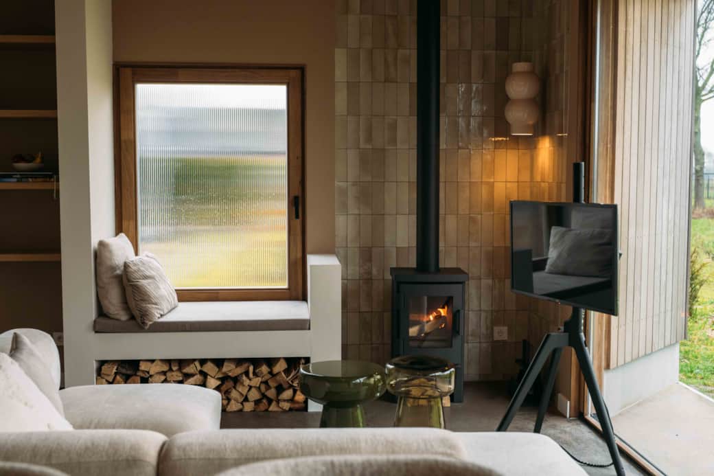 Zithoek met knusse haard en tv