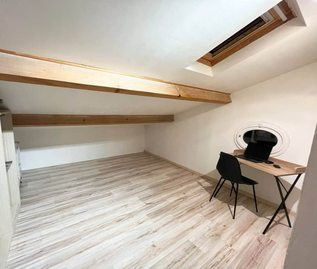 L'espace de travail / dressing attenant à la grande chambre à l'étage