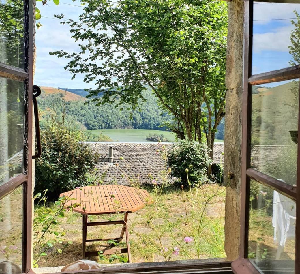 Vue depus le Gîte sur le Lac et les Gorges de la Truyère depuis la cuisine