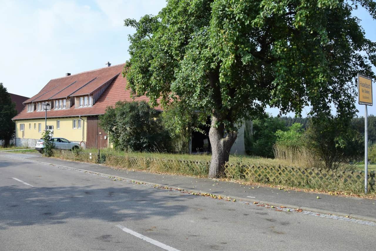 Haselbach 1 Strassenseite