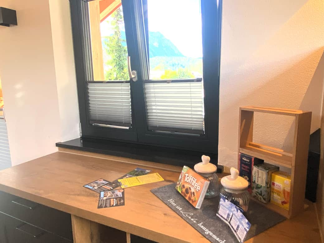 Leni Küche links mit Ausblick und Begrüßung